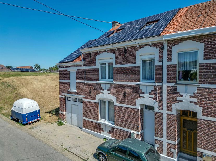 Deze ruime woning ligt in het rustige Gingelom, zeer landelijke, met toch het centrum van Sint-Truiden op een kwartier en de oprit van de E40 op slech