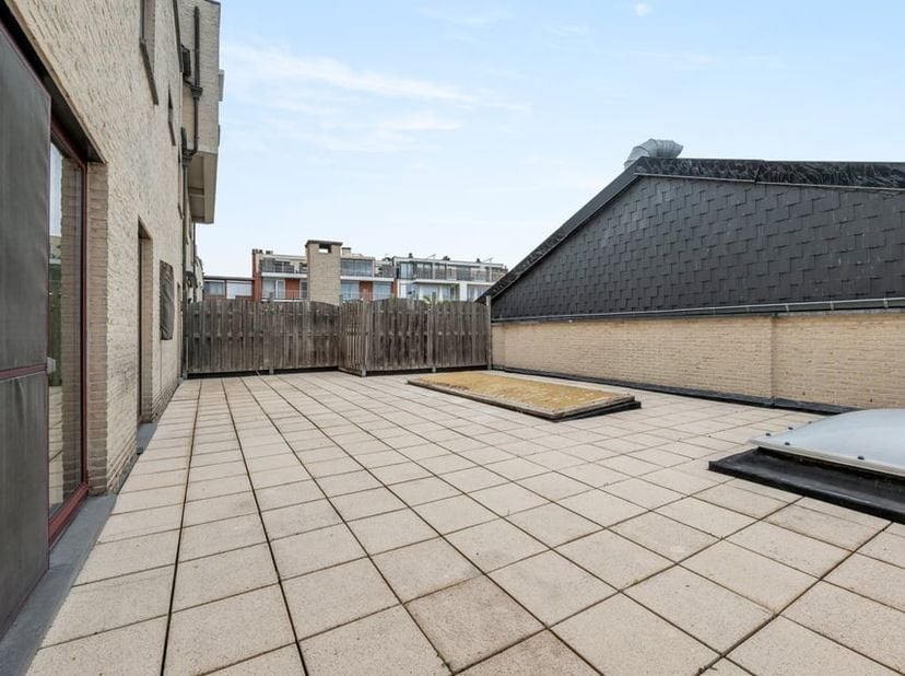 Op de Luikersteenweg 20 in Sint-Truiden bevindt zich dit lichtrijk appartement met een bewoonbare oppervlakte van maar liefst 130 m². Het uitzonderlij