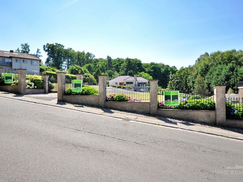 Op de flank van de Kluisberg en in de onmiddellijke nabijheid van het Kluisbos, bevindt zich deze karaktervolle villa op een uitzonderlijk perceel van