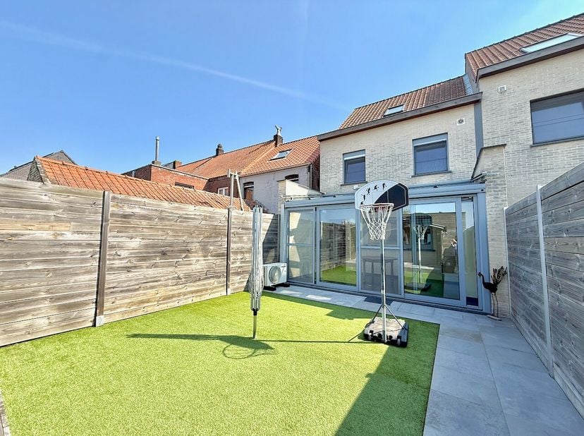 Bent u op zoek naar een verzorgde woning waar u onmiddellijk kunt intrekken zonder zorgen? of een ideale investering? Dan is deze charmante woning in