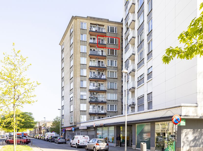 GUNSTIG GELEGEN APPARTEMENT -<br />
<br />
Met 2 slaapkamers, badkamer en terras.<br />
Bestuursmaatregelen in het maatregelenregister: nee.