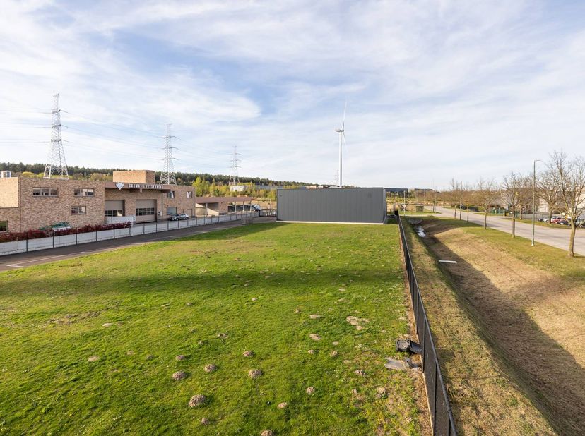 Op een strategische locatie in het moderne KMO-gebied van Dilsen-Stokkem bevindt zich deze projectgrond van 2340 m² met interessante ontwikkelingsmoge