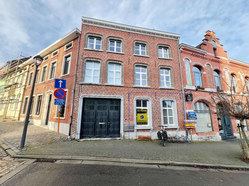Dit karaktervol handelspand is gelegen op een toplocatie in het gezellige centrum van Hoegaarden. Zeer makkelijke bereikbaarheid via E40 (Brussel-Luik