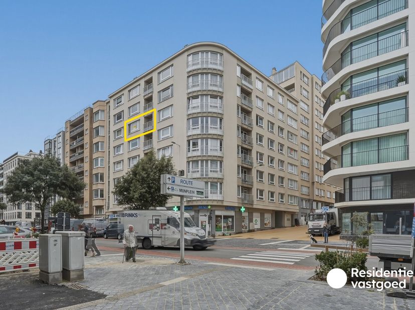 Op een uitstekende locatie in het centrum van Oostende en op wandelafstand van de zeedijk, vinden we dit ruime appartement op de vijfde verdieping van