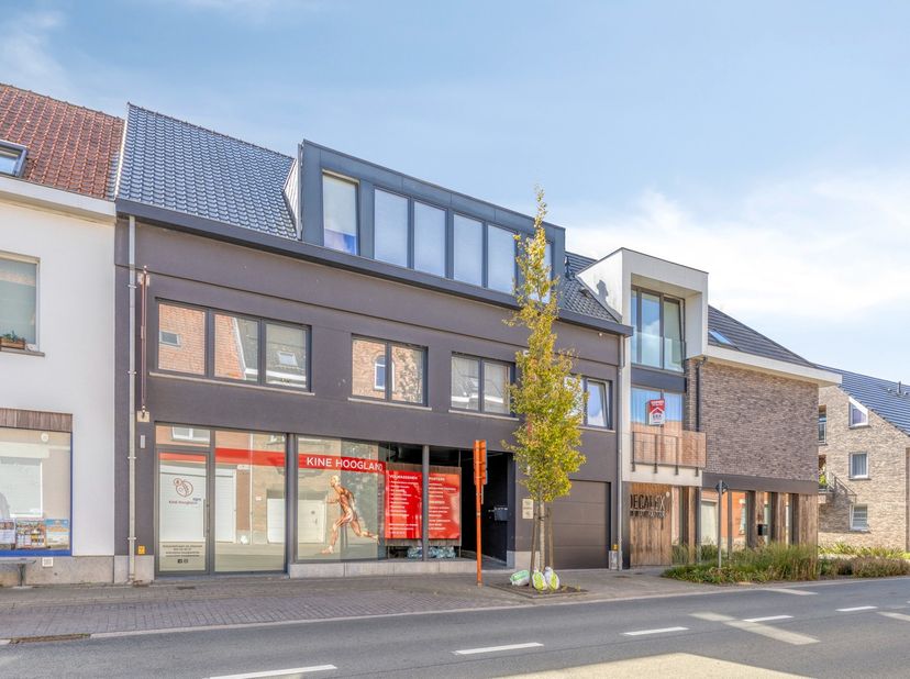 Op een topligging in de Bruggestraat te Hooglede, op wandelafstand van het centrum en diverse voorzieningen, bevindt zich deze veelzijdige eigendom be