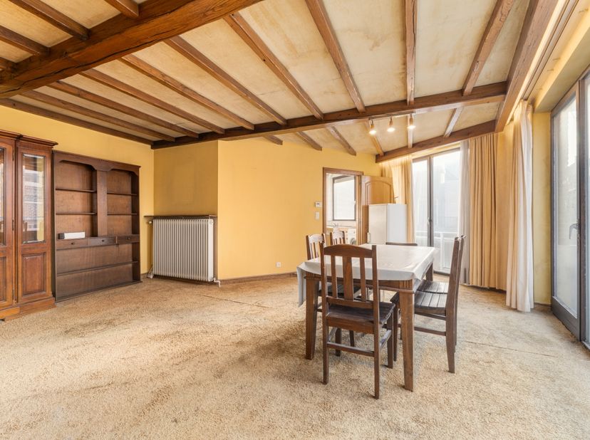 Dit appartement geniet van een centrale ligging in Izegem nabij winkels, scholen, station, bakkers, slagers,...<br />
<br />
Het appartement heeft een