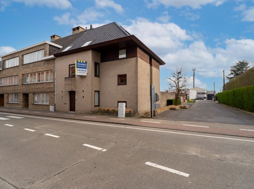 Droomt u van een zaak aan huis of simpelweg veel plek? Deze woning op een strategische locatie biedt de perfecte balans. Ideaal voor een praktijk, sal