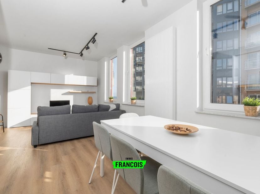 In de rustige en aangename Meeuwenlaan bevindt zich dit recent volledig gerenoveerde 2 slaapkamerappartement met zijdelings zeezicht, dat uitblinkt in