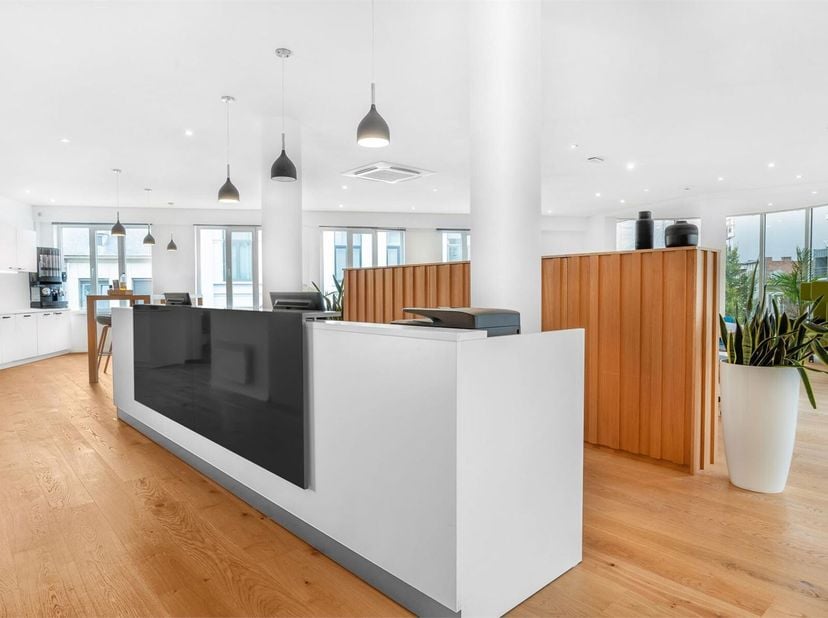 Productieve werkplek voor drie waarbij voor alles is gezorgd.Huis uw bedrijf op een indrukwekkende locatie in het zuiden van Antwerpen, met transportv