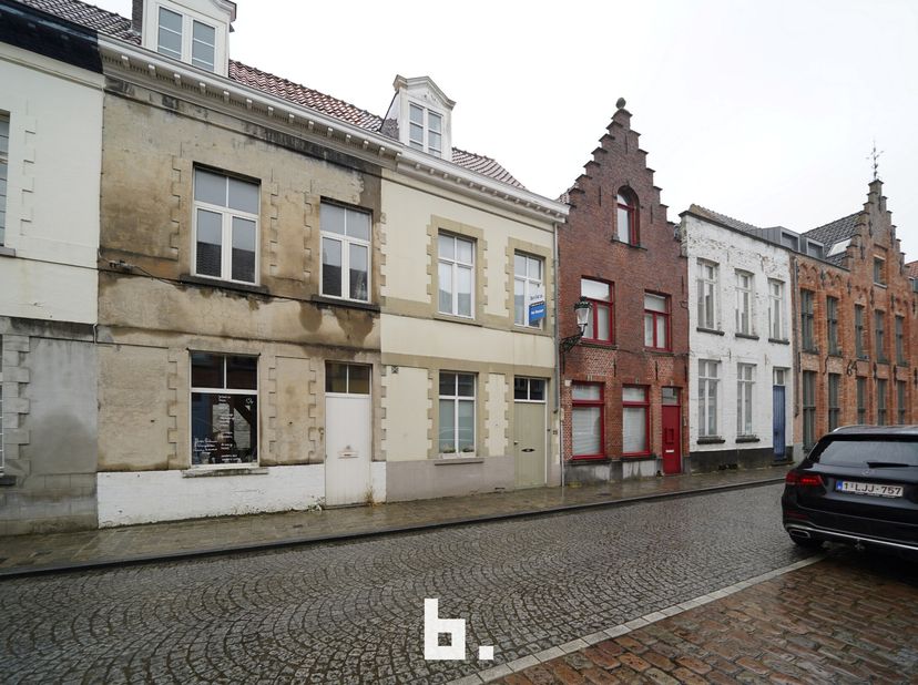 Ben je op zoek naar een gezellige woning in de stad? Deze charmante stadswoning combineert comfort en praktische ruimte op een uitstekende locatie.<br