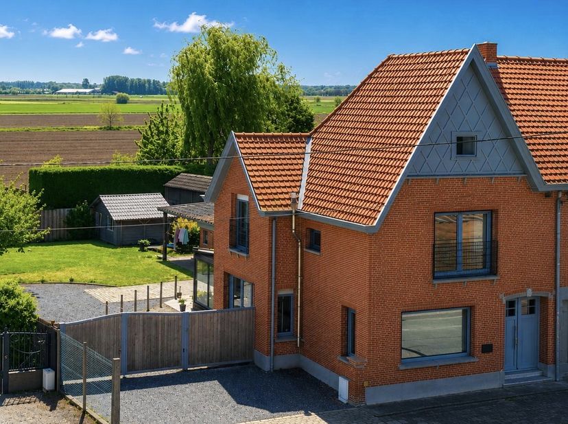 Ontdek deze woning zodat je sfeervol en zorgeloos kan wonen aan de rand van het Leen.<br />
<br />
Prachtige halfopenbebouwing waar comfort en een uit
