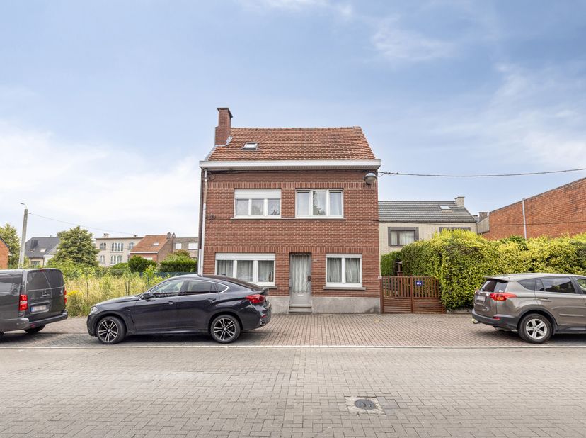 Op een centrale ligging in het hart van Liedekerke bevindt zich deze ruime gezinswoning met 3 slaapkamers en een in te richten zolder.<br />
<br />
Bi