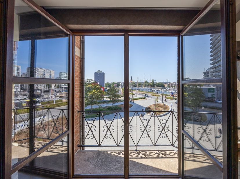 Op een unieke locatie met prachtig zicht op de haven bevindt zich dit uitzonderlijk ruime 3-slaapkamerappartement.&amp;nbsp;<br />
De royale en lichtrijke