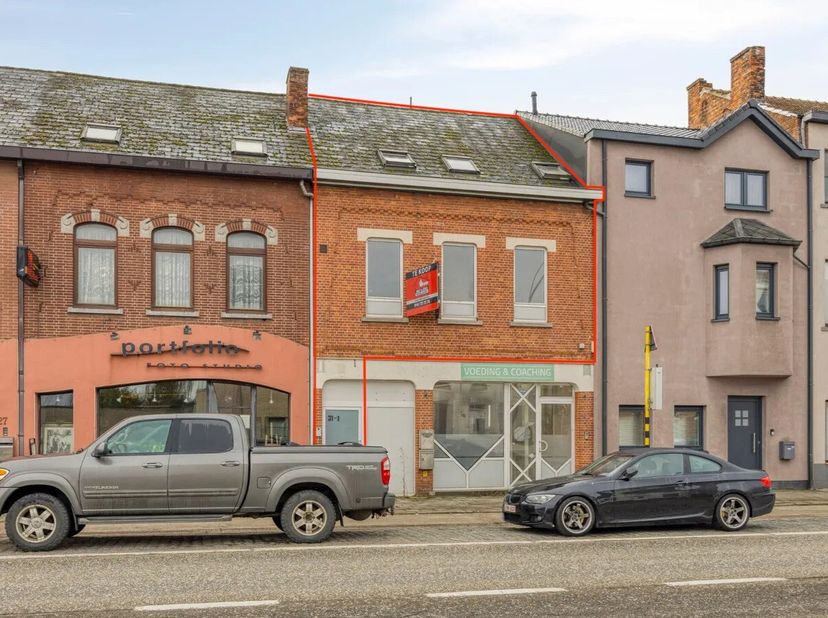 Dit instapklare duplexappartement met drie slaapkamers is uitstekend gelegen aan de Diestersteenweg, op wandelafstand van winkels, openbaar vervoer, e