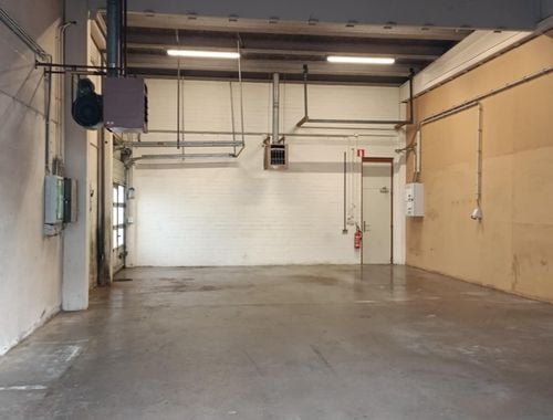                                         Entrepôt sans bureau à louer à Ieper, € 550
