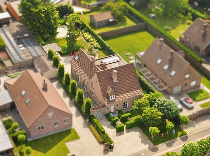 Bent u op zoek naar een ruime gezinswoning in Wielsbeke met een rustige ligging, grote tuin en vlotte bereikbaarheid? Dan is deze instapklare woning p