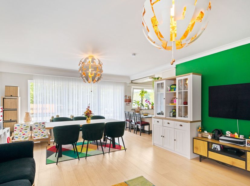 Appartement rénové de 3 chambres avec place de parking<br />
<br />
L'appartement est situé au premier étage d'une résidence datant de 1978 et a été
