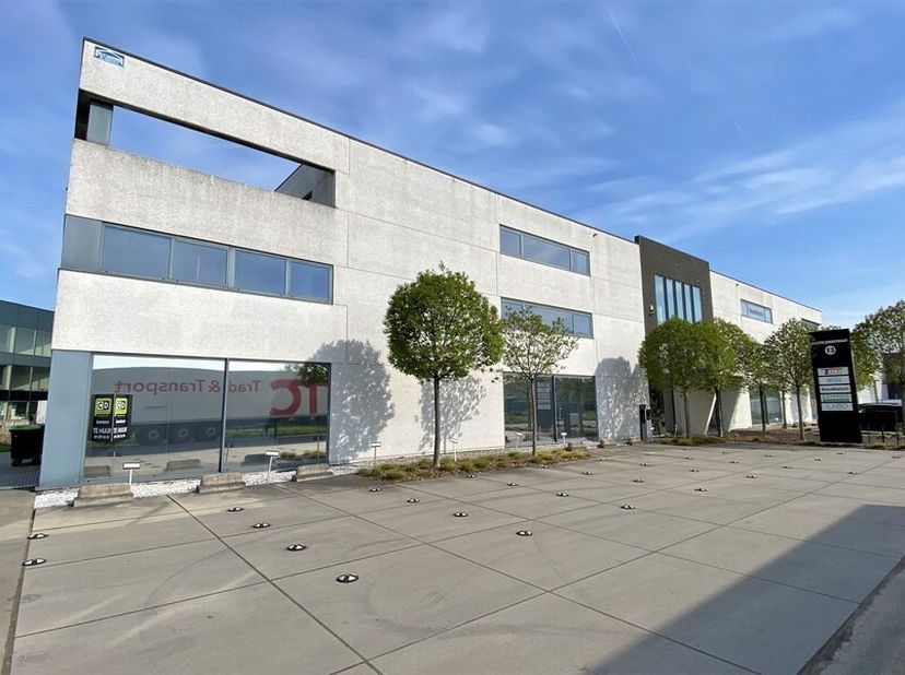 Complexe de bureaux et entrepôts situé dans la rue Kastelein à Kruibeke, sur le parc d'activités régional Zwaluwbeek - Hogenakkerhoek à la frontière e