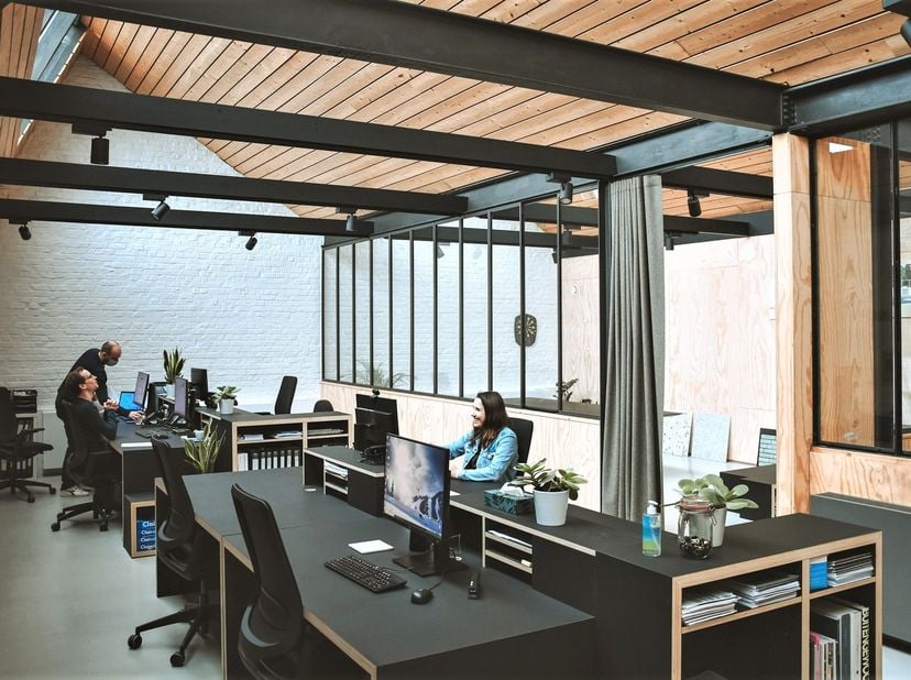 Deze kantoorruimte van ca. 90 m² biedt een flexibele en aangename werkomgeving binnen een coworkinghub. Dankzij de raampartijen geniet de ruimte van e