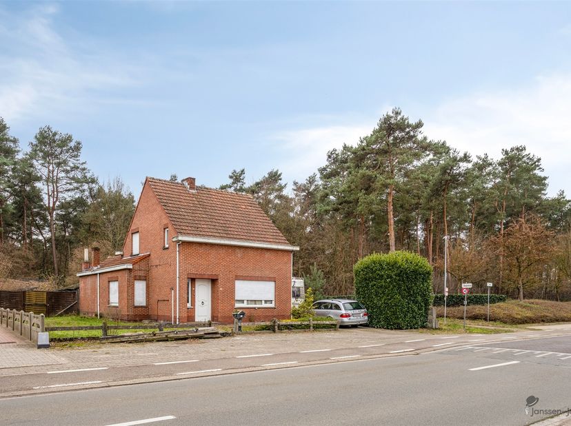 Te renoveren open bebouwing met 3 slaapkamers op ruim perceel van 850 m²<br />
<br />
Bent u op zoek naar een woning die u volledig naar eigen smaak