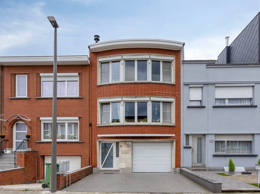 Op een uitstekende locatie nabij het prachtige Rivierenhof bevindt zich dit veelzijdige gebouw, gebouwd in 1962 en kadastraal gekend als “building”. D