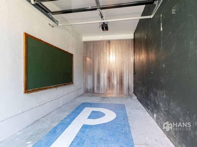 Ruime garage met berging (90m²) in Antwerpen (2060)<br />
In de Lange Van Bloerstraat bevindt zich deze uitzonderlijk ruime garage met een totale opp
