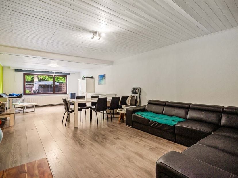 Instapklare gezinswoning op rustige ligging.<br />
Deze charmante halfopen bebouwing is gelegen op een perceel van 3,5 are en biedt met haar 174 m² be