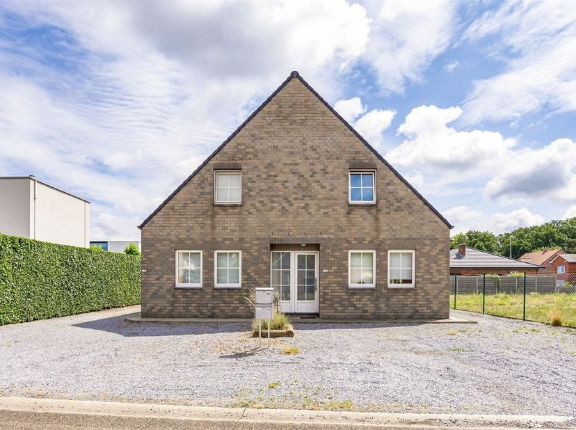 Ligging: Deze woning is gelegen in de Kuilberg 12 bus 1 te Heusden-Zolder, in een rustige en aangename woonomgeving met vlotte verbindingen naar het c