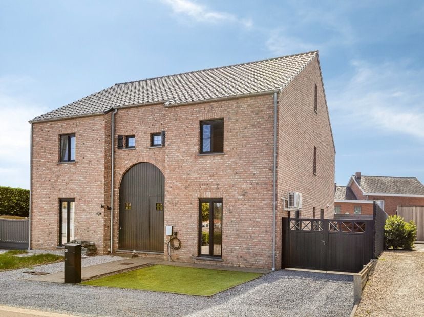 Te koop: modern halfopen huis in Sint-Janstraat, Beringen, op wandelafstand van het centrum.Deze woning combineert een uitstekende ligging vlak aan de