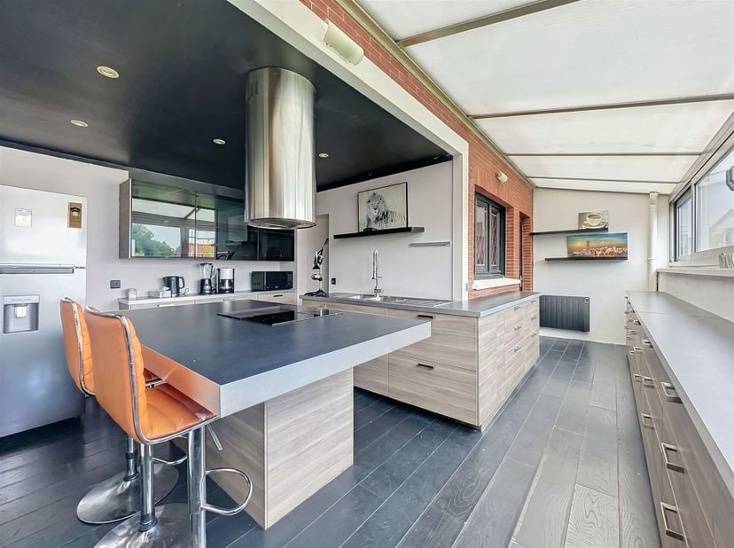 Welkom in deze bijzonder ruime woning, centraal gelegen en voorzien van heel wat mogelijkheden. De woning beschikt over meerdere volwaardige verdiepin
