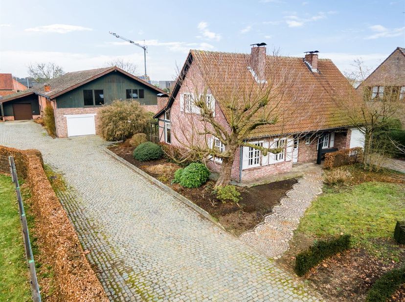 Woning met bedrijfsgebouw op 2.417 m² <br />
Ligging:<br />
Gunstig gelegen nabij het centrum van Retie met winkels, scholen en horeca. Vlotte aanslui
