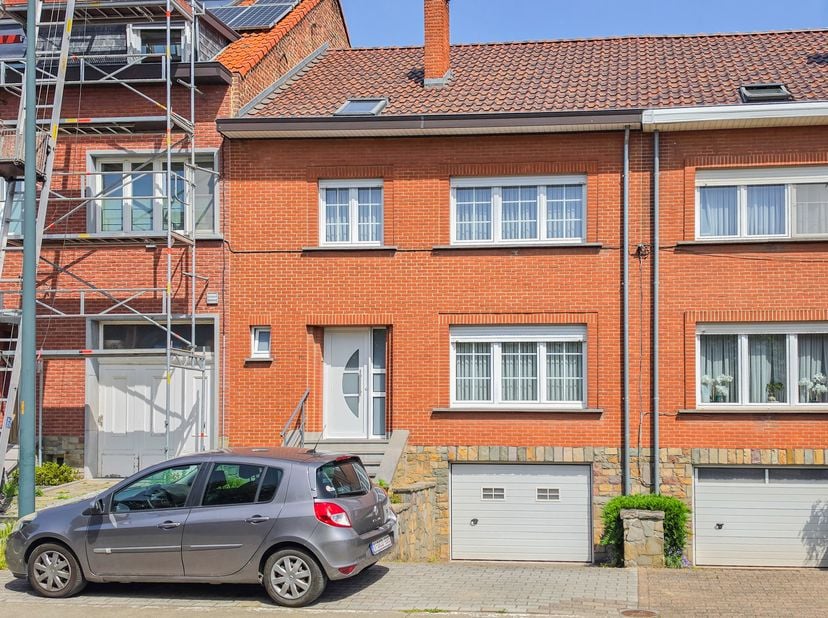 Située au centre de Sterrebeek, cette agréable maison construite en 1961 séduit par ses volumes généreux, son confort et sa situation privilégiée. Plu