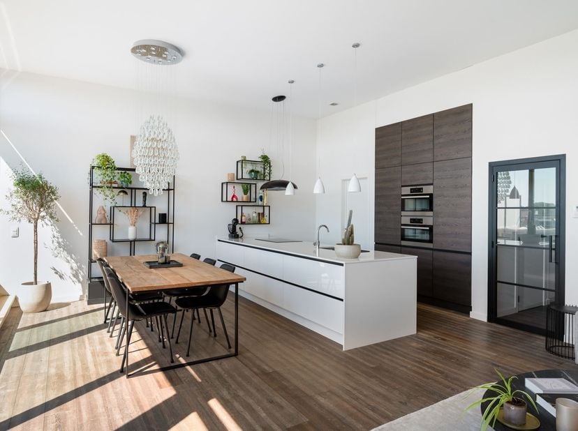 Exclusief appartement met 2 slaapkamers, 2 ruime terrassen en autostaanplaats<br />
<br />
Indeling:<br />
Vierde verdieping:<br />
Via de inkomha
