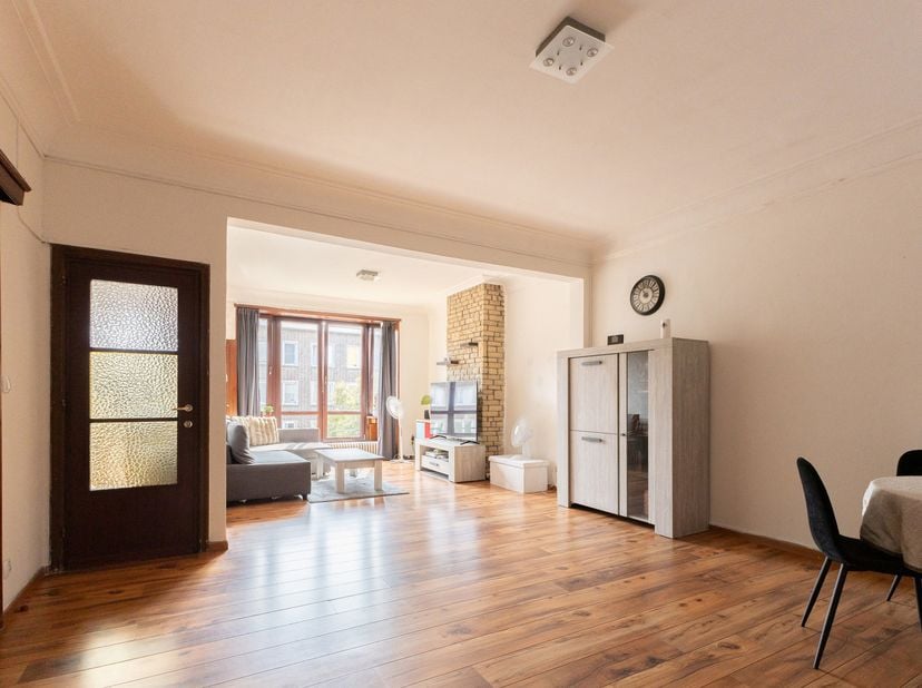 Gelegen op de tweede verdieping van een kleinschalig gebouw bevindt zich dit charmante en instapklare appartement, waar comfort en functionaliteit per