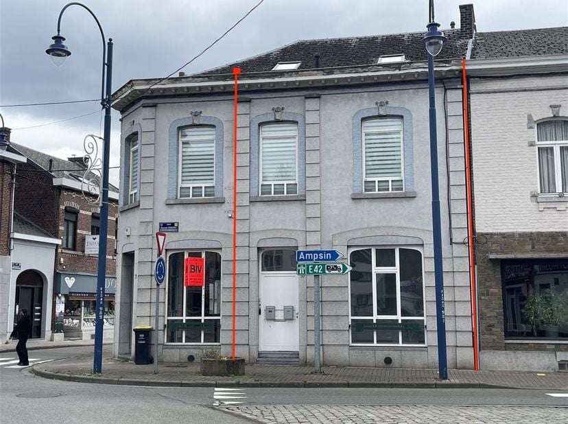 Espace commercial ou pouvant également servir de bureau, idéalement situé à Amay dans un quartier situé proche du centre ville offrant un accès facile