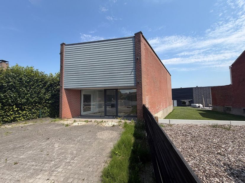 Structureel gelegen handelspand te koop op de Meensesteenweg 699 Roeselare.Dit pand biedt veel mogelijkheden en is zeer goed/zichtbaar gelegen voor ha