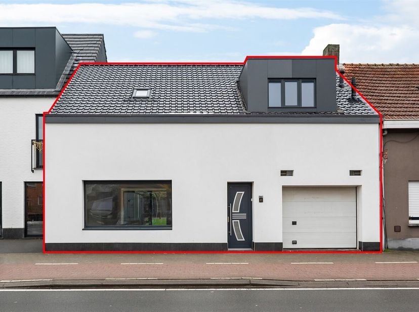 Journée portes ouvertes le samedi 14 mars de 15h30 à 16h30<br />
Maison rénovée avec 3 chambres, 2 salles de bain sur 295m²<br />
Situation :<br />
La