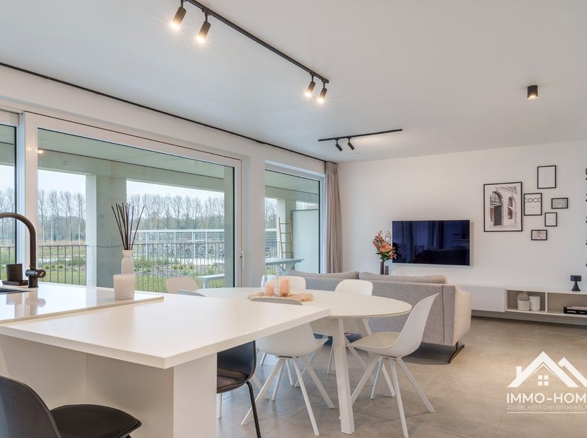 Dit nagelnieuw appartement is gelegen op de gelijkvloerse verdieping van een modern woningblok, en bereik je via de gemeenschappelijke inkom. Via je e