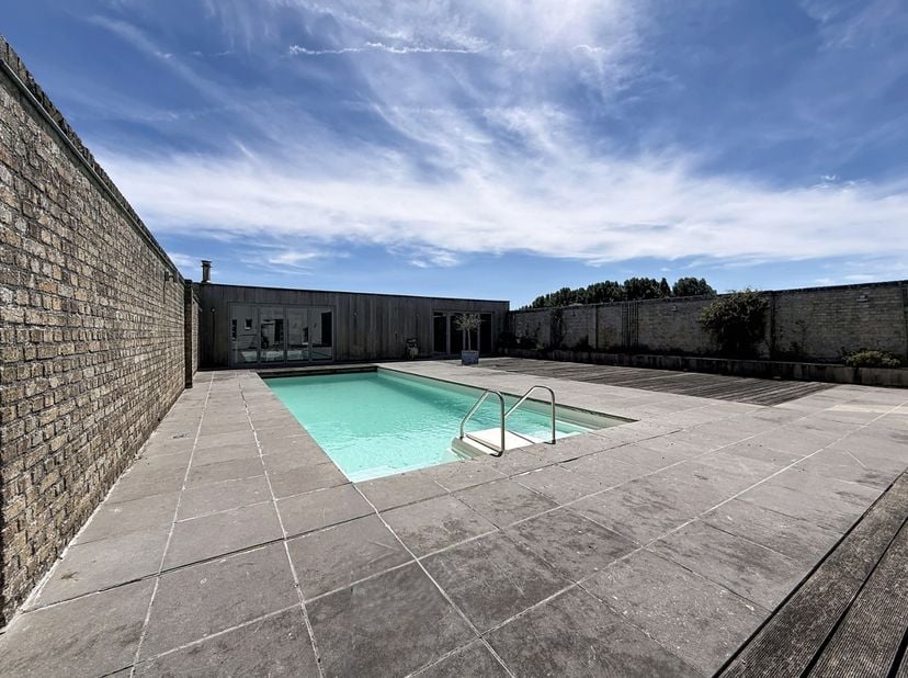 Cette propriété exceptionnelle, riche en histoire et au caractère unique, est située dans le centre historique de Lo. Cette maison de caractère a été