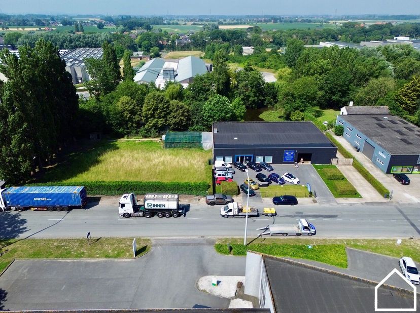Deze site gelegen op een oppervlakte 6.697m² staat in het gewestplan ingetekend met bestemming milieubelastende industrieën waardoor de mogelijkheden