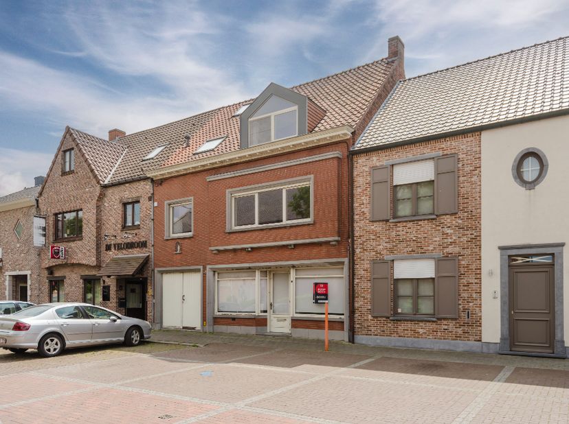 <br />
Op het Kerkplein van Sint-Eloois-Winkel bieden wij deze voormalige bakkerij met achterliggende studio en garage te koop aan. Het pand bevindt z
