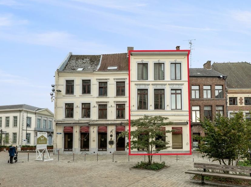 Pal in het bruisende centrum van Tongeren, de oudste stad van België, wacht dit karaktervolle handelshuis op een nieuwe eigenaar. Met een toplocatie a