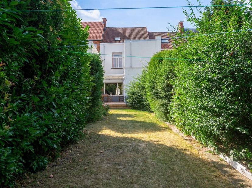 Spacieuse maison de 5 chambres sur un terrain de 395 m²<br />
Cette maison constitue un excellent choix pour ceux qui recherchent une spacieuse maison