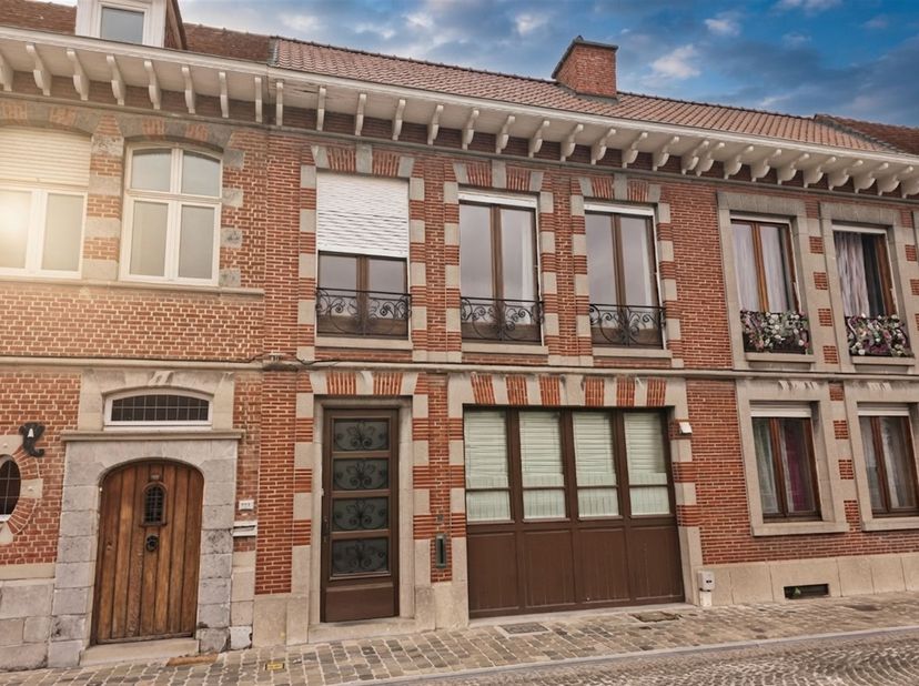 Magnifique maison en plein coeur de Tournai, au bord des quais de l'Escaut.<br />
Découvrez cette belle maison composée de 4 chambres, une cave très s