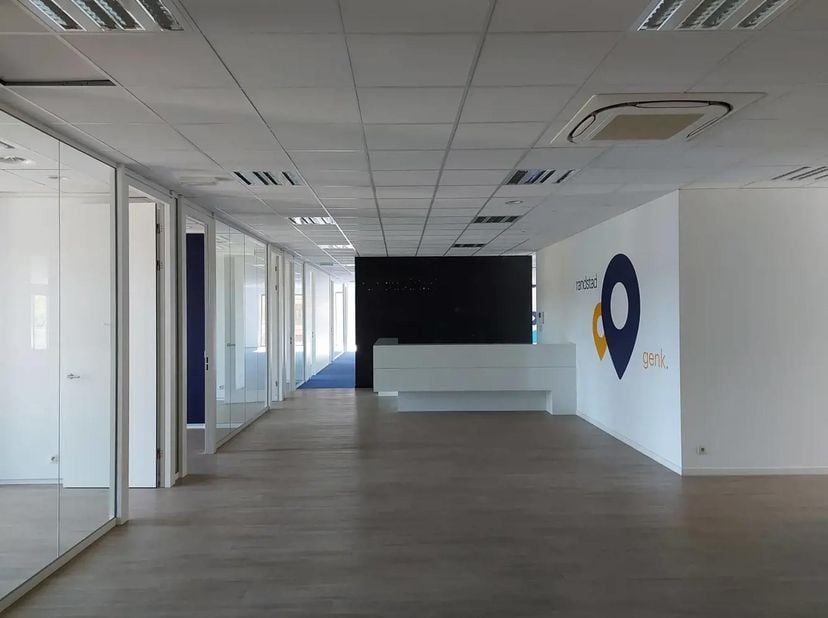 Functionele kantoren van 435m&amp;sup2; tot 1445m&amp;sup2; in het prestigieuze kantorencomplex "Flexis" dat uitpakt met representatieve hedendaagse architect