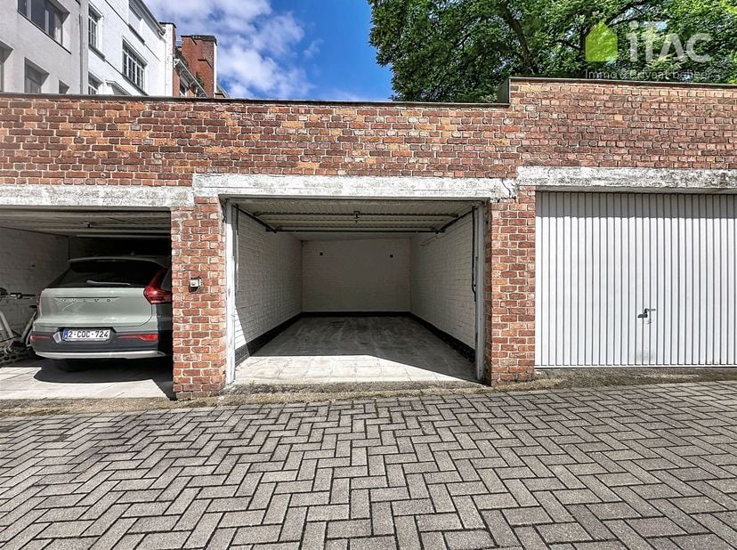 Fantastisch gelegen garagebox te koop vlakbij Montgomery. <br />
<br />
Vlotte bereikbaarheid, automatische garagepoort bij inrit complex, goede inv
