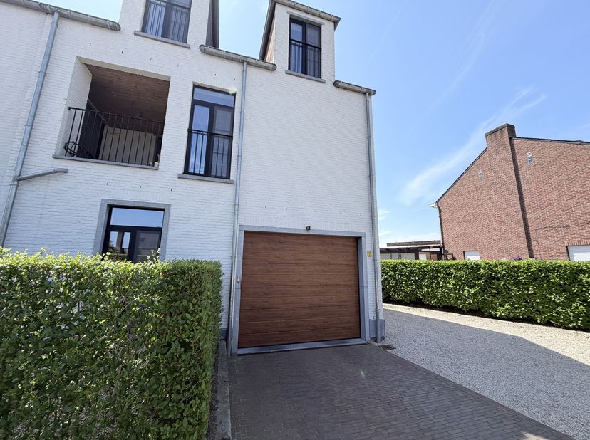 Ondergrondse autostaanplaats in Residentie Charles, parkeergarage in vlakbij het centrum van Herenthout, in de buurt van de Delhaize.<br />
De autosta