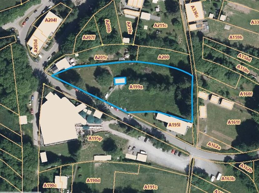 Grijp deze zeldzame kans! Eén van de laatste bouwgronden te koop in het pittoreske Vresse-sur-Semois, met een oppervlakte van 1503 m². Gelegen in het