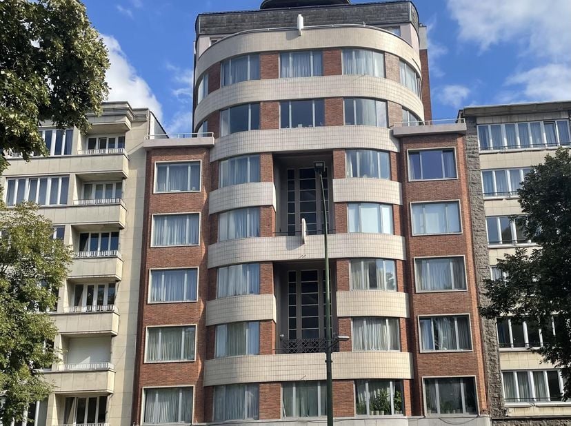 <br />
Een prachtig, hoogwaardig appartement met een art-decogevel, gelegen in een ruim opgezette woonwijk met uitstekende verbindingen (Montgomery).