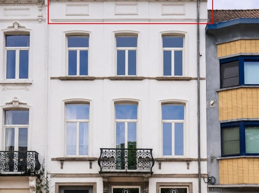 Lichtrijke en comfortabele duplex in een gerenoveerd herenhuis (2013), ideaal gelegen op wandelafstand van het centrum van Mechelen.<br />
Het appart